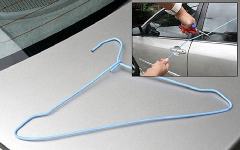 Dùng móc treo để mở khóa xe hơi phải thao tác khéo léo