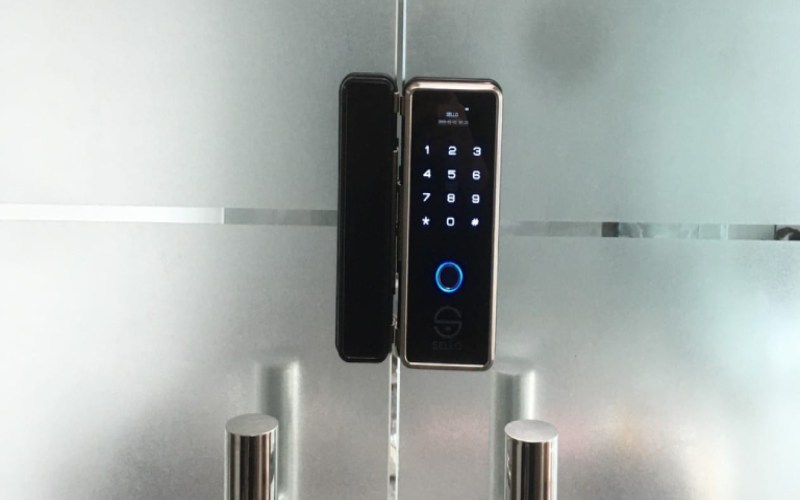 Khóa cửa kính cường lực Quang Trung