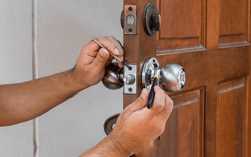 Dịch vụ thay khóa cửa gỗ tại nhà – An tâm cùng Sửa Khóa Quang Trung