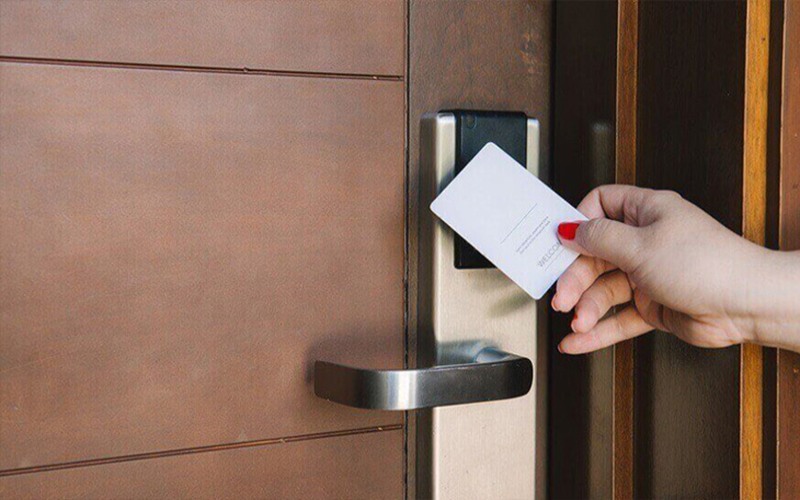 Thay khóa cửa điện tử cho căn hộ Quang Trung