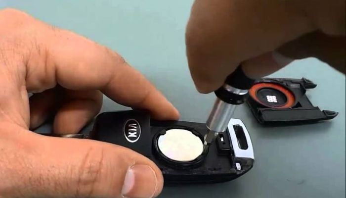 Thay pin khóa xe ô tô tại nhà nhanh chóng