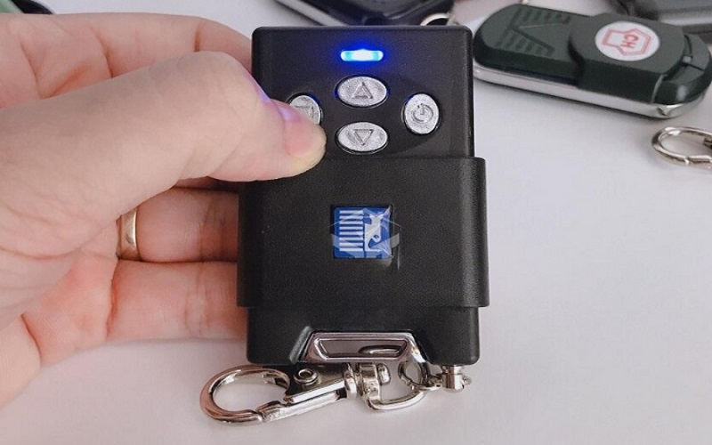 Thao tác xóa và đặt lại mã cửa cuốn khá đơn giản