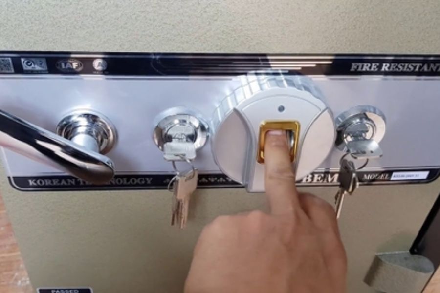 Tính năng báo động thông minh giúp két Việt Tiệp phát hiện và cảnh báo khi bị tác động mạnh.