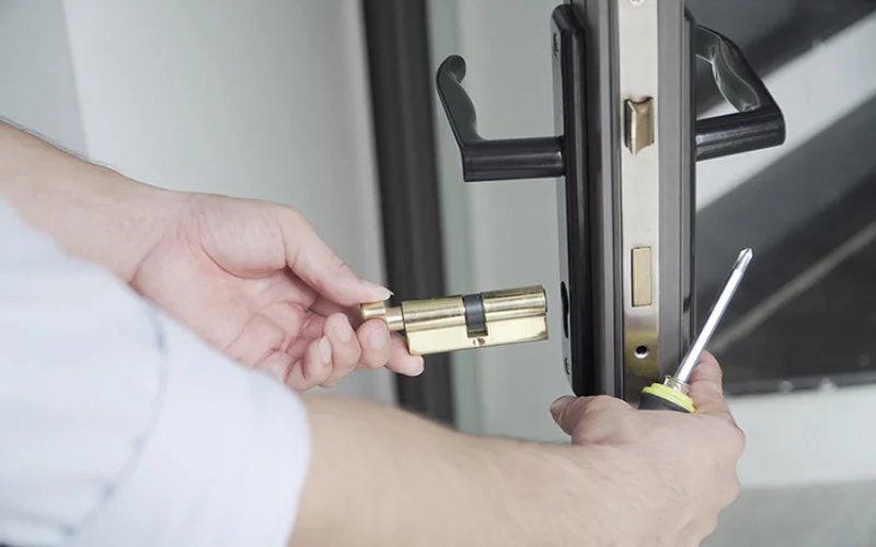 Nắm rõ cấu tạo sẽ giúp bạn biết cách lắp ổ khoá cửa nhôm