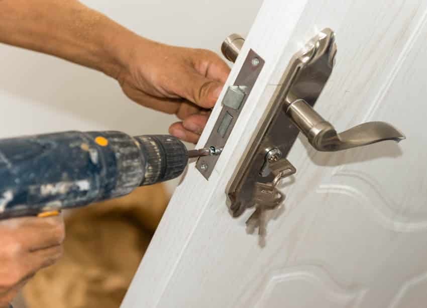 Đo đạc cẩn thận và đánh dấu khi thực hiện cách lắp khóa cửa nhôm hệ