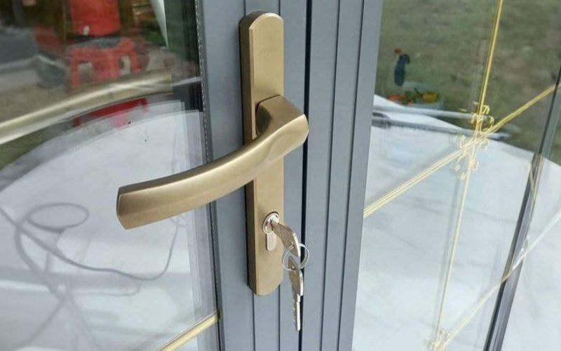 Kiểm tra trong và ngoài để đảm bảo độ chắc chắn của ổ khóa