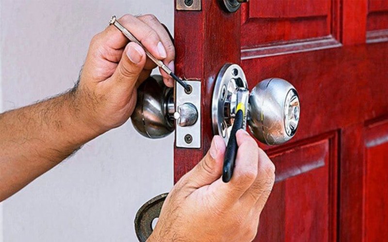 Cẩn thận khi thực hiện cách lắp ổ khóa tròn vào cửa