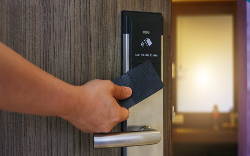 Cách mở cửa bằng thẻ từ đơn giản chỉ 1 thao tác là xong