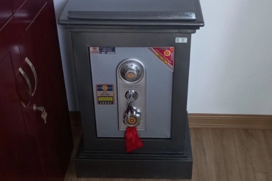 Két sắt Việt Tiệp K40 thiết kế sang trọng, thép dày bền chắc, khóa cơ an toàn, phù hợp cho gia đình và văn phòng.