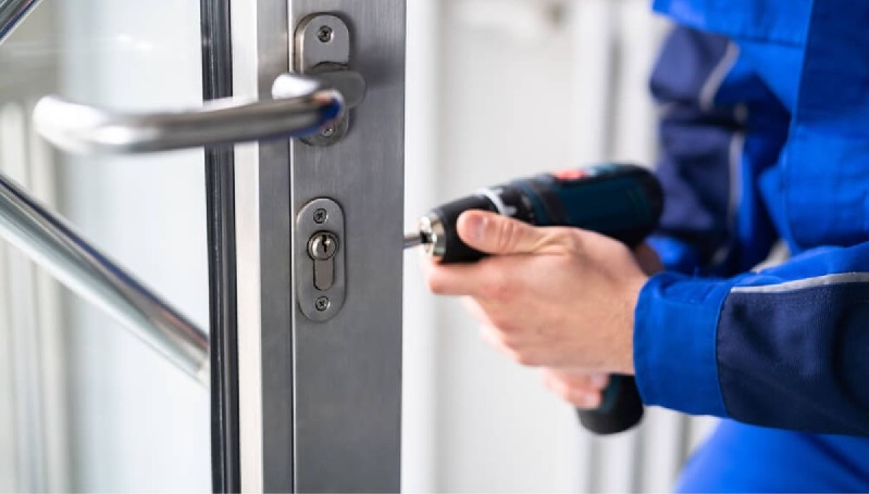 Cách mở khoá cửa nhôm bị kẹt nhanh chóng chỉ vài phút