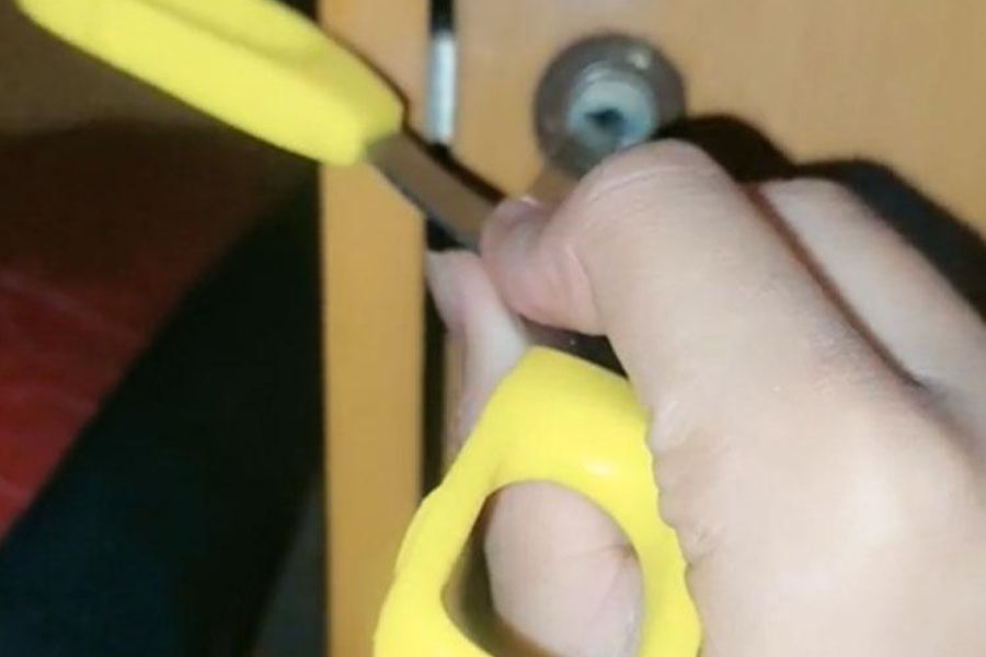 Mở khóa tủ dễ dàng tại nhà bằng kéo cắt giấy mỏng