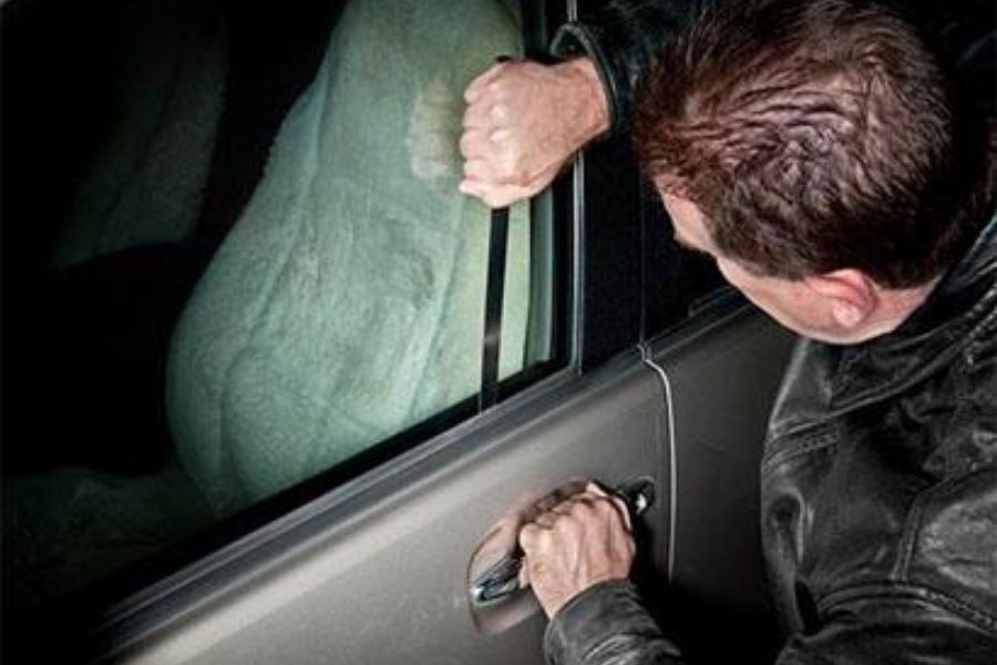 Người dùng loay hoay vì lỡ quên chìa khóa trong xe ô tô