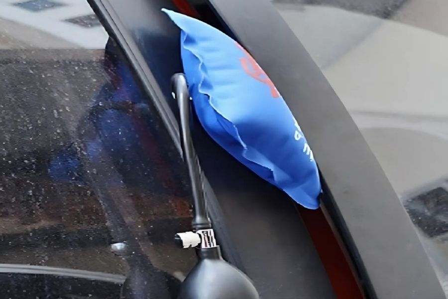 Sử dụng túi đệm khí mở khóa cửa