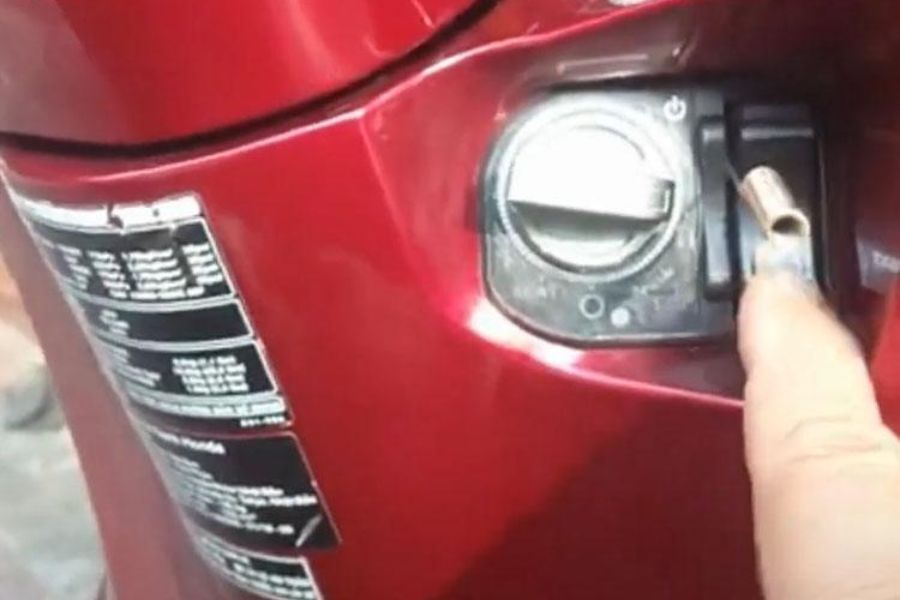 Cách mở cốp xe sh mode bằng que kim loại