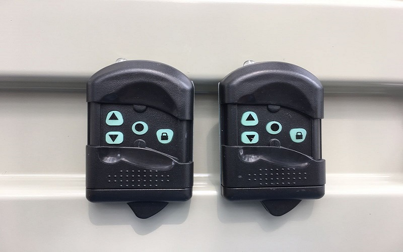 Nên đặt remote ở nơi vừa tầm với và bảo quản nơi khô ráo