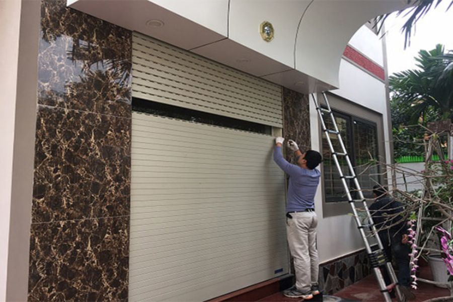 Học ngay cách sửa cửa cuốn bị kẹt hay lệch đơn giản chỉ với vài bước, giúp cửa vận hành êm ái và an toàn tại nhà