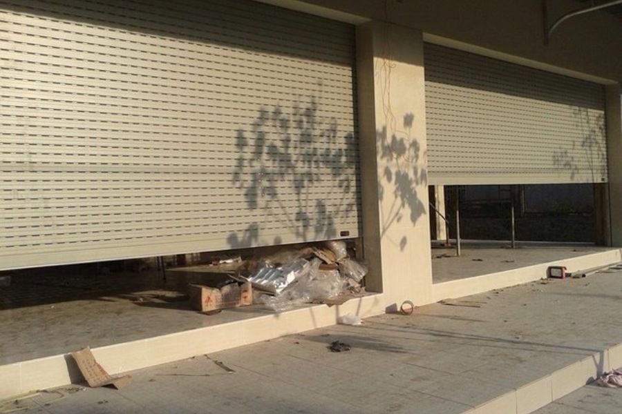 Đừng để cửa cuốn kẹt làm phiền bạn, hướng dẫn sửa nhanh chóng, dễ thực hiện giúp cửa luôn đóng mở trơn tru.