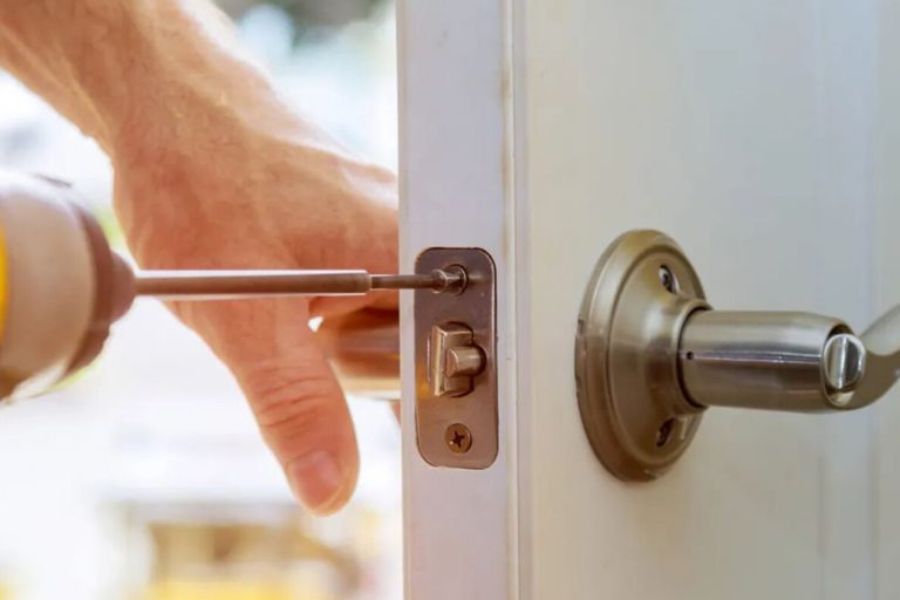 Tìm hiểu cấu tạo và cách mở đúng chuẩn của từng loại khóa tay gạt để tránh hư hại và kéo dài tuổi thọ cho cửa.