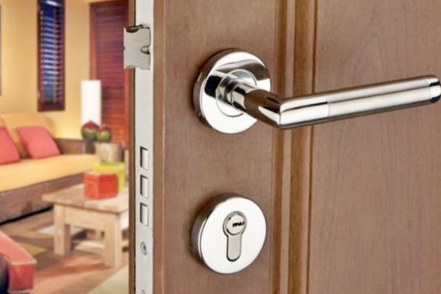 Chỉ với vài bước cơ bản, bạn có thể tự xử lý tình trạng khóa cửa tay gạt bị kẹt mà không cần gọi thợ ngay lập tức.