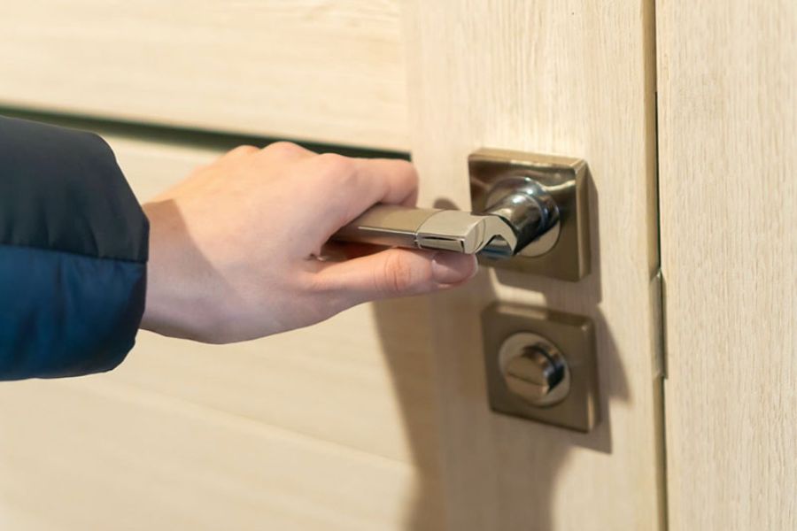 Đừng cố dùng lực khi khóa bị kẹt áp dụng ngay những mẹo nhỏ sau để cửa mở trơn tru chỉ trong vài phút.