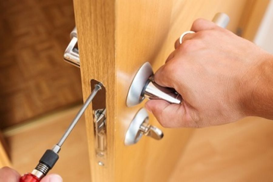 Nên tháo lắp khóa cửa tay gạt khi có dấu hiệu han gỉ hoặc bị kẹt