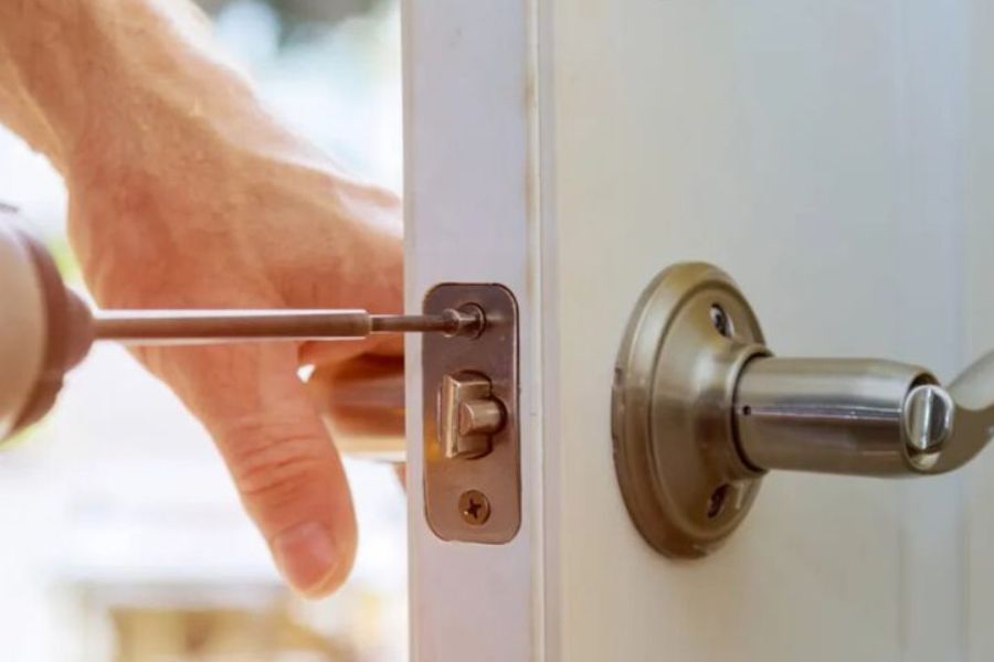 Thay lõi khóa cửa tay gạt đơn giản, dễ thực hiện