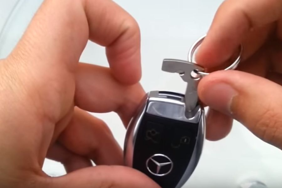 Chỉ vài bước đơn giản, bạn có thể tự thay pin chìa khóa Mercedes tại nhà nhanh chóng, an toàn.