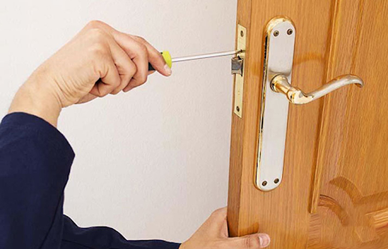Có thể chọn mở khóa cửa tay gạt bằng dụng cụ