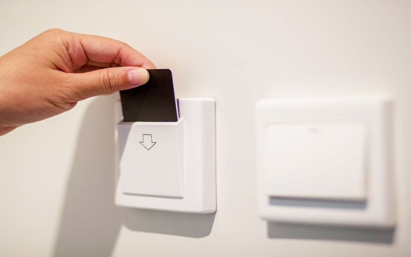 Công tắc thẻ từ cơ bản (dạng cắm) rất phổ biến ở các khách sạn quy mô nhỏ