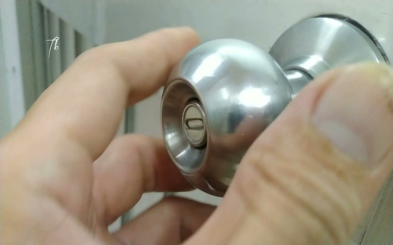 Cửa vẫn không mở dù đã xoay được tay nắm