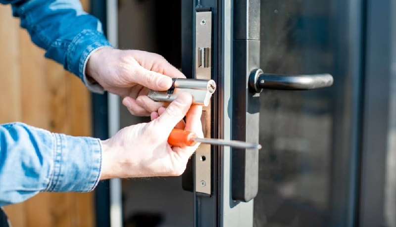 Khi cửa nhôm bị kẹt nên vừa xoay chìa khoá vừa lắc