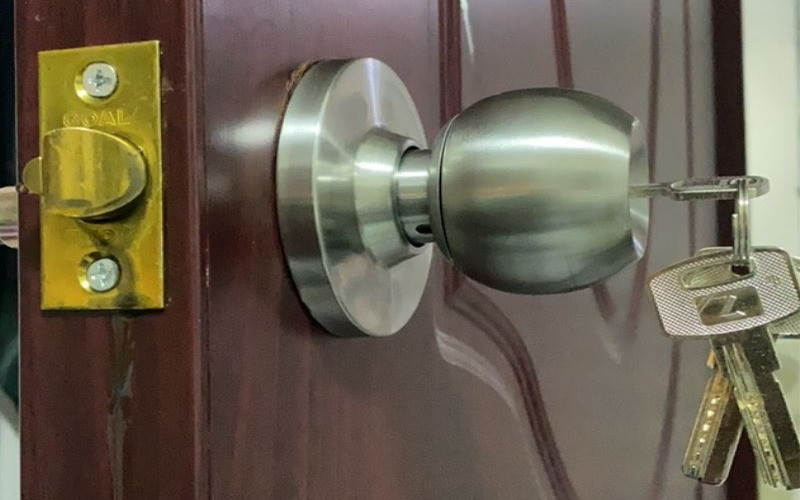 Không thể vặn được thân khóa do bị kẹt