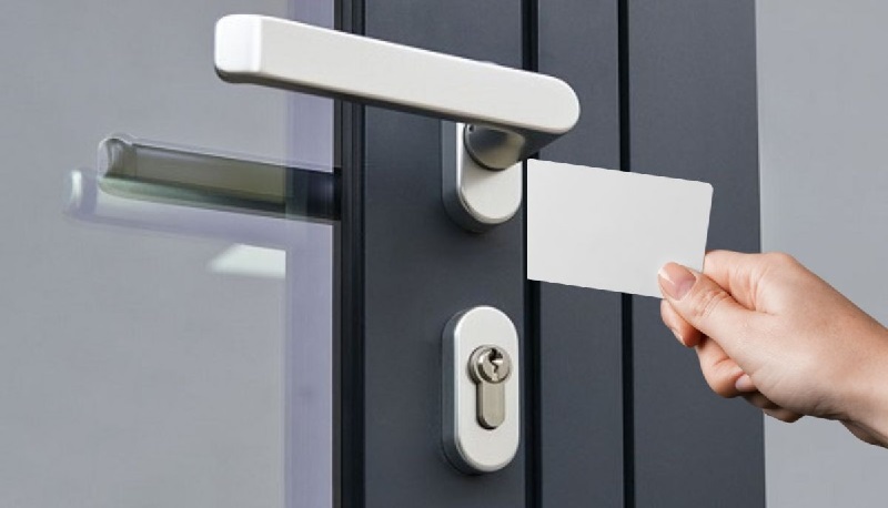 Nên dùng thẻ nhựa cứng để xử lý cửa nhôm bị kẹt