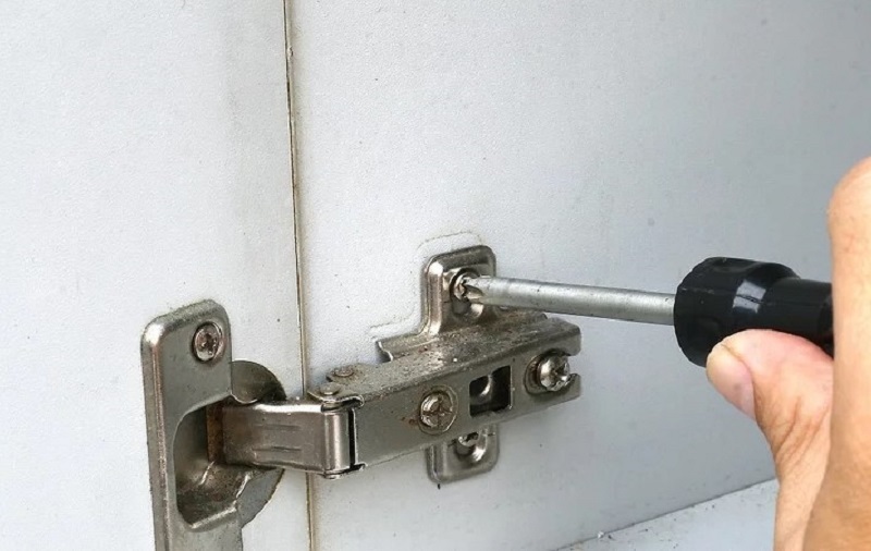 Sử dụng dụng cụ không phù hợp khiến khoá có thể bị kẹt
