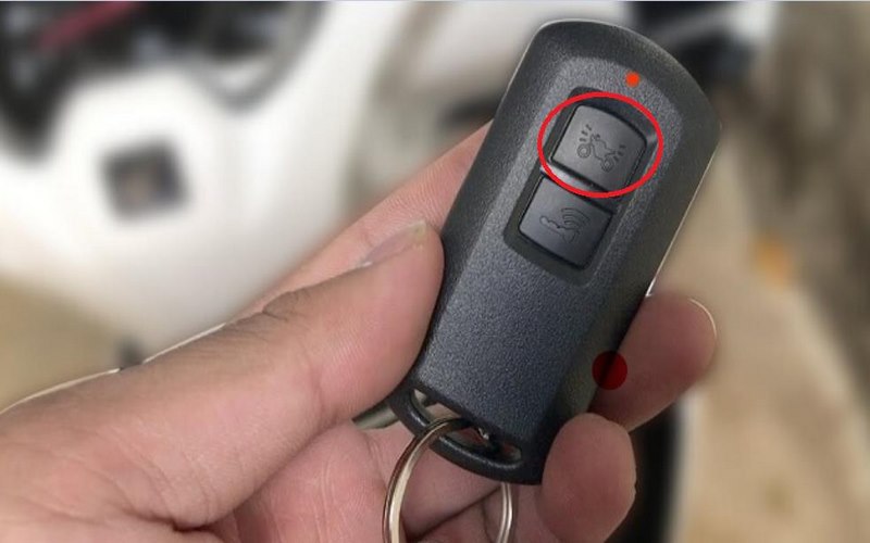 Nút tìm xe biểu tượng mô tô trên Smartkey của dòng Vision đời mới