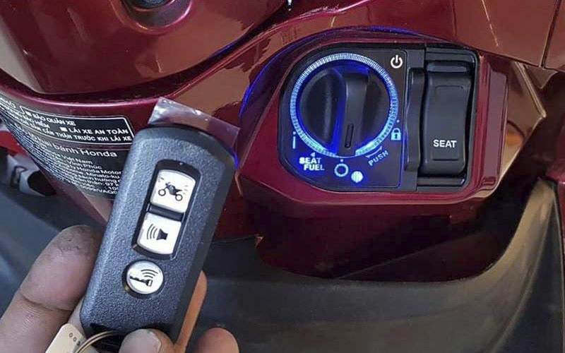 Thao tác mở khóa cổ dòng xe Vision đời mới đơn giản, nhanh gọn