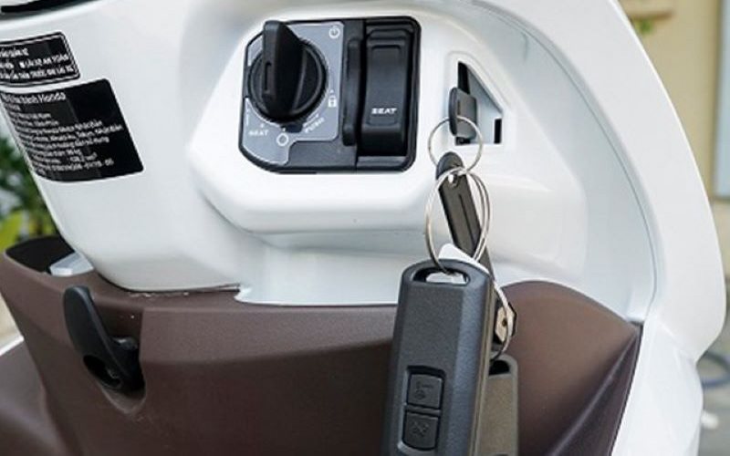 Mở cốp xe Vision đơn giản bằng chìa khóa phụ khi mất Smartkey