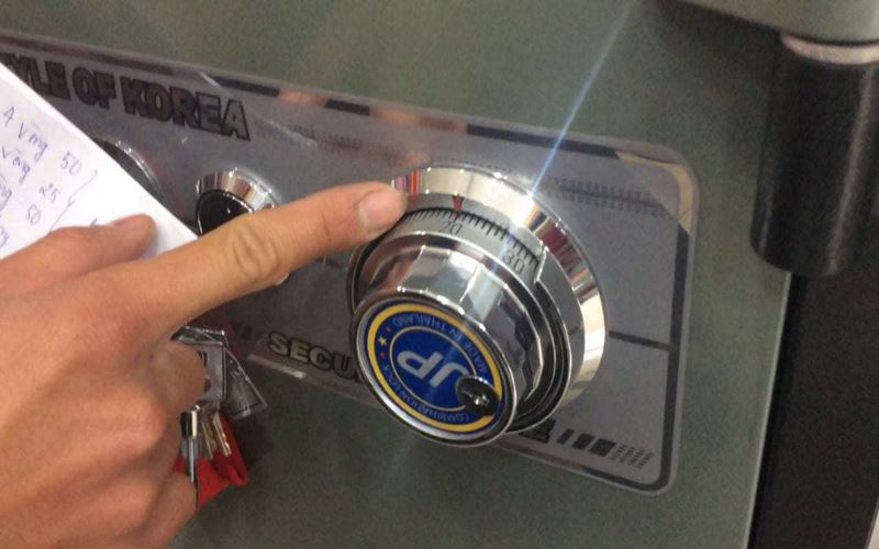 Thao tác khởi động chuỗi mã khi mở két sắt 4 số