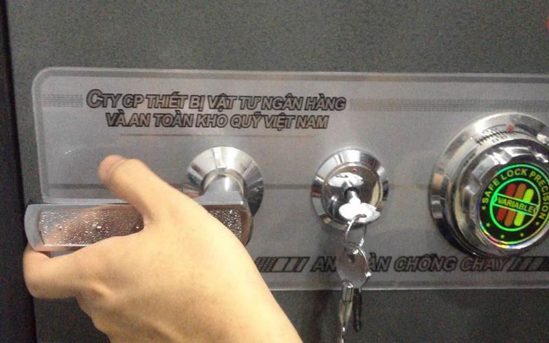 Kẹt tay nắm két sắt do lâu ngày không được bảo dưỡng