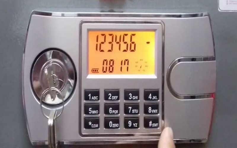 Nhấn nút “#” để bảng điều khiển trên két sắt sáng đèn giúp nhập mã PIN tiện lợi