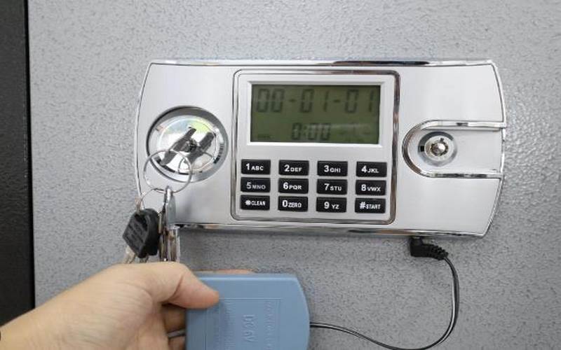 Dùng hộp tiếp pin là cách lý tưởng để bạn mở két sắt điện tử khi hết pin