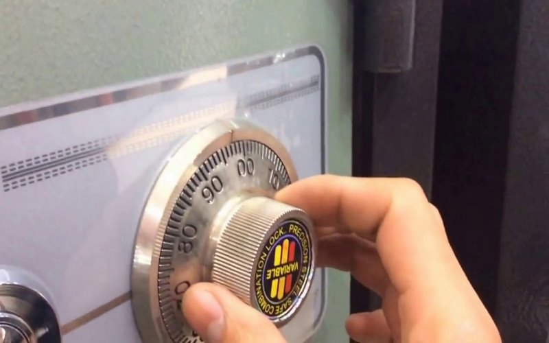 Thao tác đổi mã số mới trên két sắt cơ của Việt Tiệp