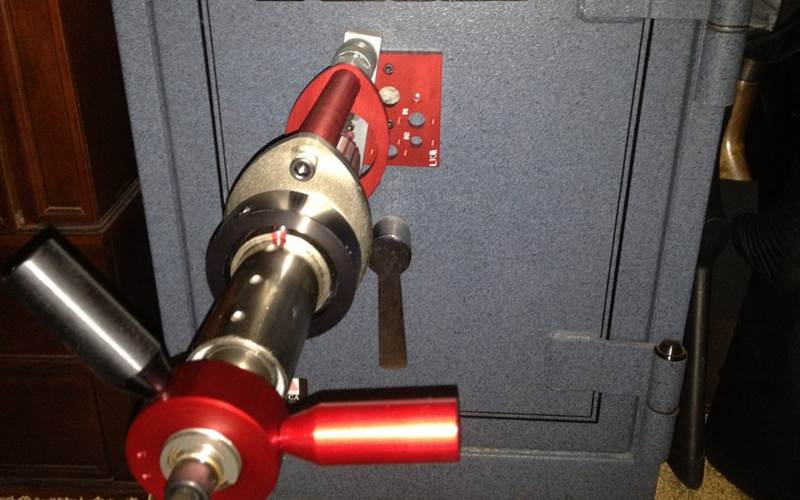 Sử dụng khoan là giải pháp được nhiều người chọn để mở két sắt khi mất chìa khóa