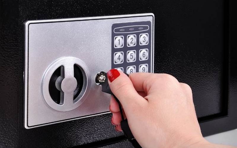 Dùng chìa dự phòng để mở két sắt mini khóa cơ truyền thống khi mất chìa chính