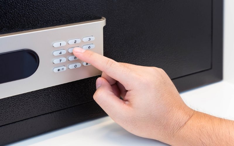 Nhập mã master để mở két sắt mini điện tử khi quên mật mã