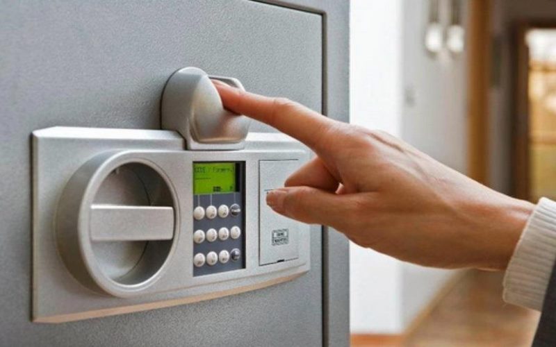 Liên hệ thợ khóa uy tín để mở két sắt mini khóa vân tay khi bị quên mã