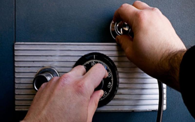 Dùng ống nghe để phá khóa két sắt