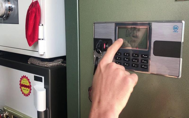 Thao tác mở két sắt khi mới mua về cực đơn giản