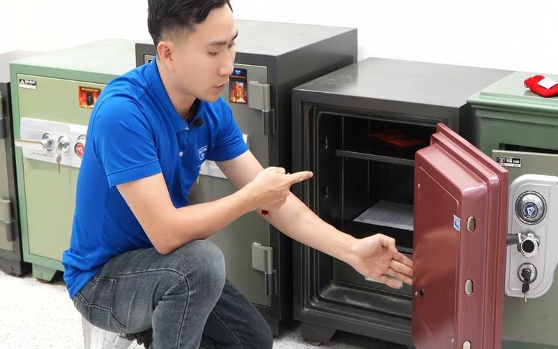 Nhấn nút “Reset” bên mặt trong cửa két sắt để đặt lại mật khẩu 