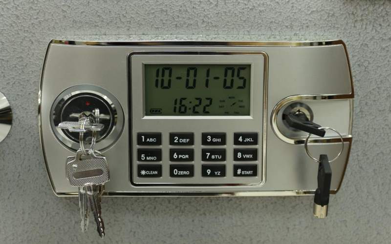 Dùng chìa khóa giải cứu và chìa khóa chính để mở két sắt điện tử khi không có pin